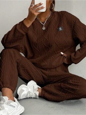 Cozy Cable-Knit Crewneck Sweater - Brown